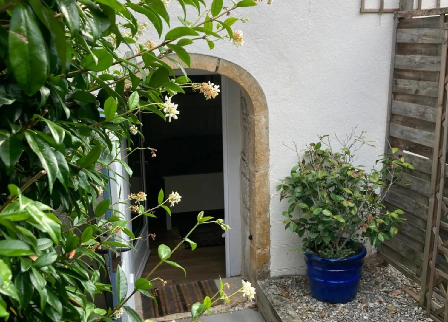 Quiet Double Ensuite Room, Own Entrance Varen Bed and breakfast